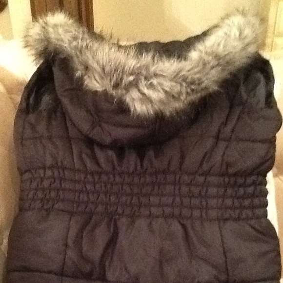 XS Black Puff Vest with detachable faux fur hood - Picture 7 of 7